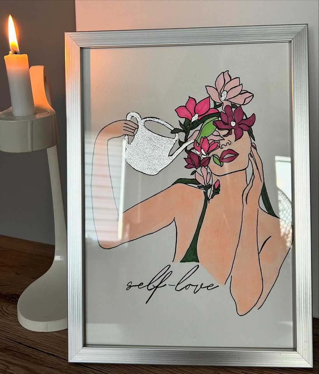 Line Art einer Frau, die sich mit einer Gießkanne Blüten auf den Kopf gießt, Schriftzug self-love