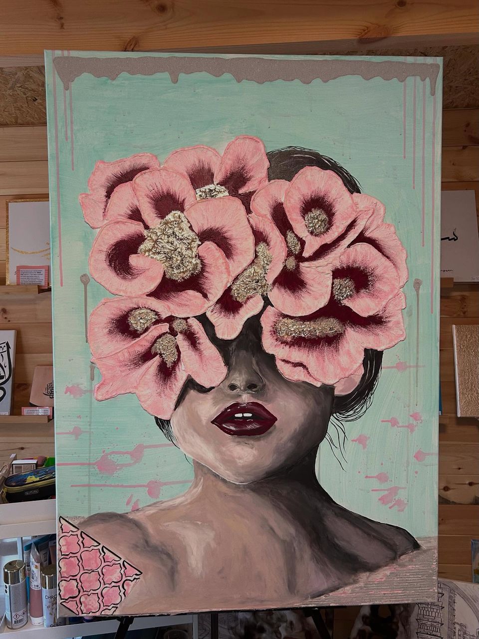 Porträt einer Frau mit rosa Blüten vor den Augen, Acryl auf Leinwand