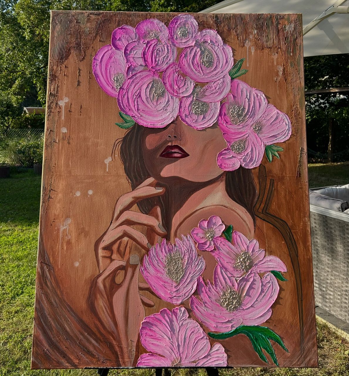 Porträt einer Frau mit rosa Pfingstrosen im Haar, im Garten fotografiert